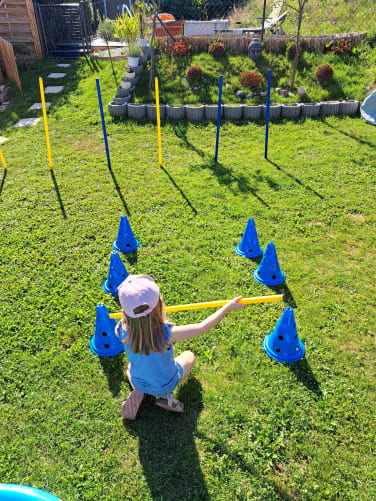 Construction du parcours par l’enfant. Permet de travail la motricité, la représentation dans l’espace