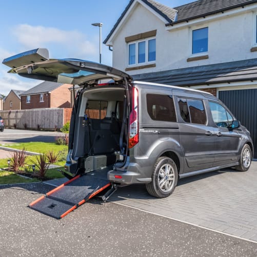 Ford Tourneo Custom für Rollstuhlfahrer (Quelle: https://www.alliedmobility.com/wp-content/uploads/2017/01/Ford-Freedom-web-1.jpg)