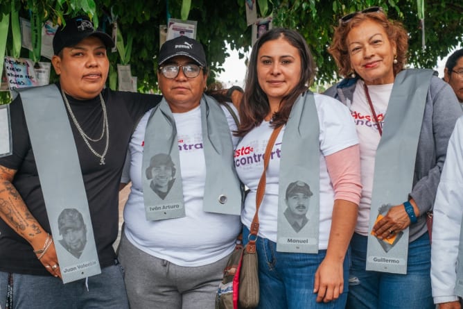 Karla, Vero, Bibi y Connie, de Hasta Encontrarte, en Guanajuato, sostienen los listones de sus familiares desaparecidos.