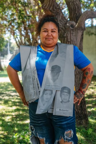 Angélica, de Una Nación Buscándote en Tijuana, sostiene los listones de las personas que busca su colectivo.