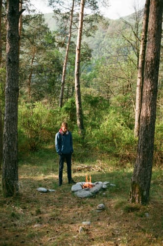 feu de bivouac au petit matin