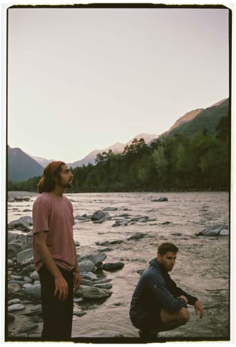 L'équipe explore le paysage pour un bivouac