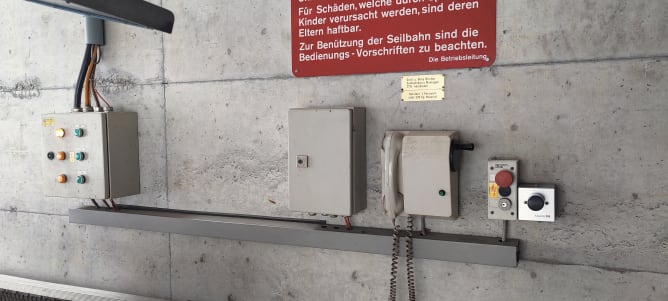 Le système téléphonique obligatoire est vétuste et difficilement compréhensible en raison du bruit de fond