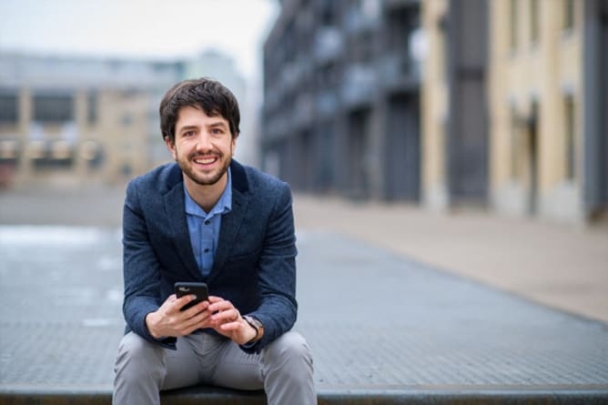 Nico Leuenberger, Nico ist Storyteller aus Leidenschaft. Seine 10-jährige Erfahrung als Radioreporter hat ihn gelehrt, dass es kaum eine Geschichte gibt, die sich nicht spannend erzählen lässt. Anfang 2019 gründete er die Agentur Podcastschmiede, um im Auftrag packende Audio-Geschichten zu erzählen.