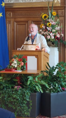 Justus Neumann bei der Überreichung des silbernen Ehrenzeichens der Stadt Wien