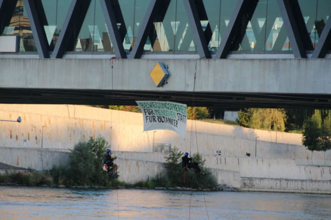 Kletteraktion über dem Rhein