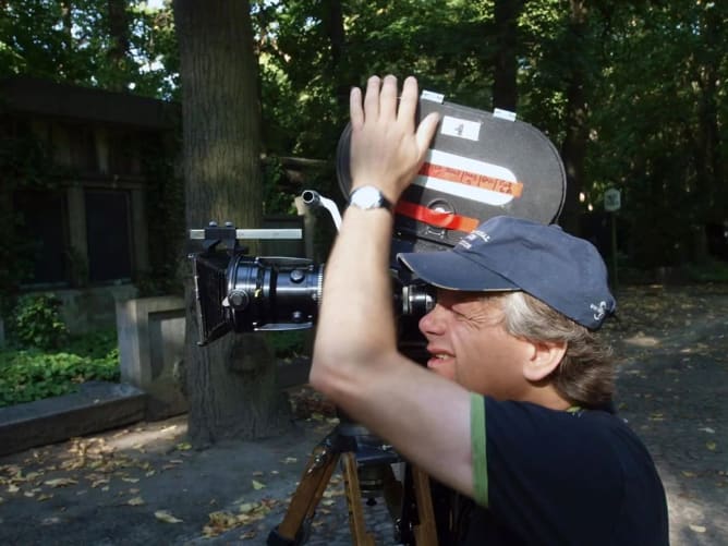 Hier bin ich an einer solchen 16mm-Filmkamera zu Dreharbeiten meines Films HEILIGENDAMM zu sehen. Foto: Ralf Drescher