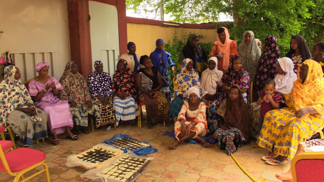 Formation de fabrication de savon avec des femmes déplacées.