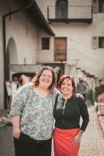 Chloé Morel et Marilène Monnet créatrice et co-organisatrice du Witch Market Mai 2023 à la Vidondée à Riddes ©Marie-Laure Huser photographie