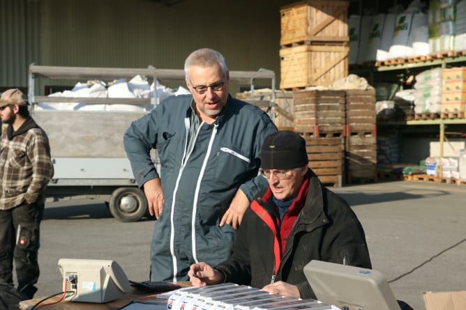 Jean-Luc Moulin et Florian Volluz, fondateurs de la récolte, en plein calcul