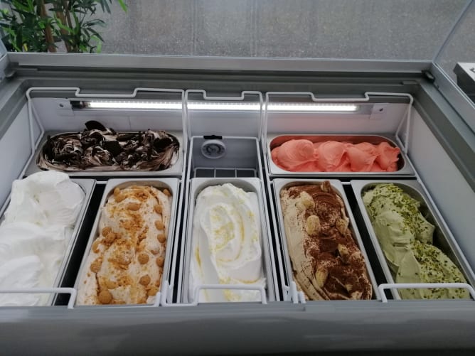 Oreo, Blutorange-Sorbet (vegan), Joghurt (vegan), Amaretto, Zitrone, Tiramisu, Pistazie (vegan)