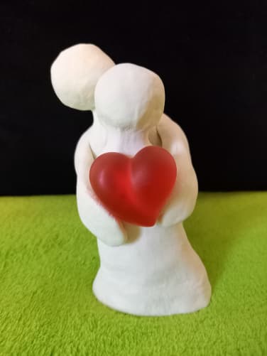 Keramiktonfigur Paar mit Herz (Höhe mind. 15 cm)