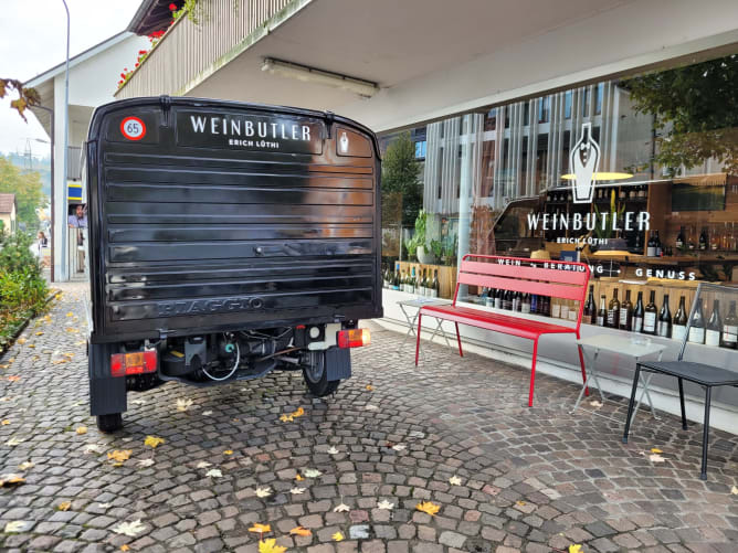 Rückansicht vor dem Laden