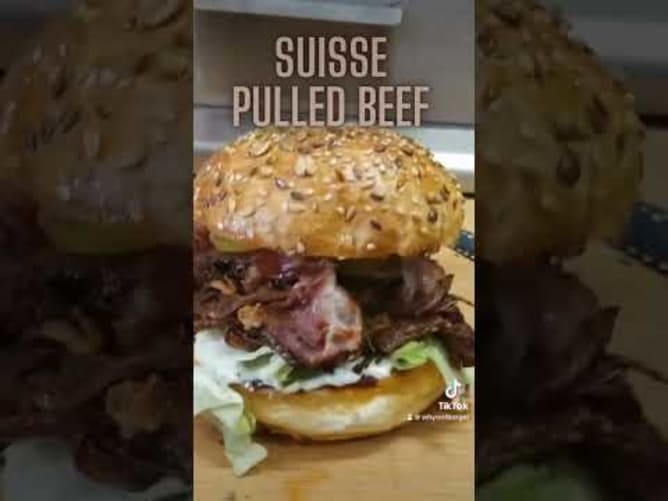 Présentation d'un des burgers du Whynot