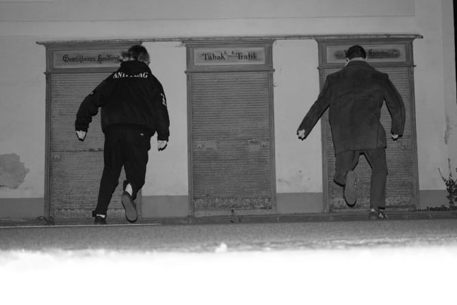 Franz and Pati running to a wall