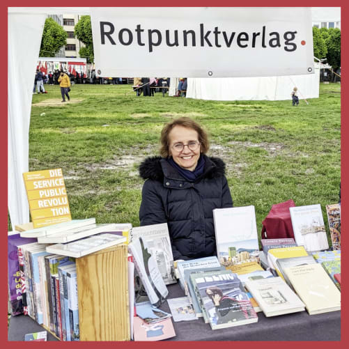 Christiane betreut unseren traditionellen Büchertisch im Kasernenareal am 1.-Mai-Fest