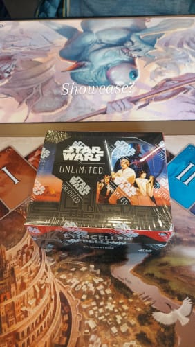 On me dit dans l’oreillette qu’à la boutique, on pourra cracker des boosters de Star Wars Unlimited.