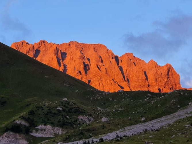 Die letzten Strahlen treffen den Berg