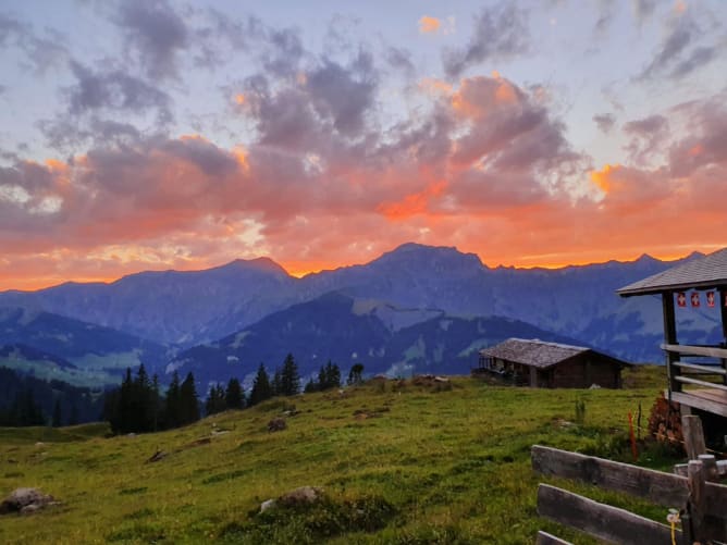 Sonnenuntergang mit Sicht auf Adelboden