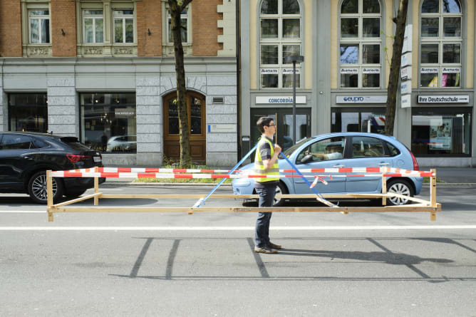 Der Filmemacher mit dem «Gehzeug» in Luzern (Foto: Leonardo Biasio)