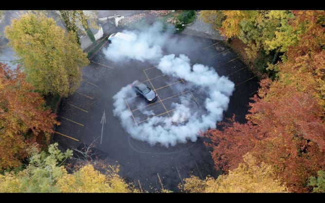 Filmstill: Burnout von Fabrizio Matranga vor dem Hotel Château Gütsch in Luzern.