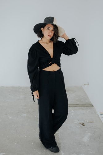 Liana Bluse. man kann sie auf 4 verschiedene Arten tragen. wir haben sie in schwarz und weiß. 169 CHF und wir können die Farbe, die Sie wollen, im Shop wählen <3 