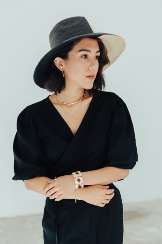 Liana Bluse. man kann sie auf 4 verschiedene Arten tragen. wir haben sie in schwarz und weiß. 169 CHF und wir können die Farbe, die Sie wollen, im Shop wählen <3 