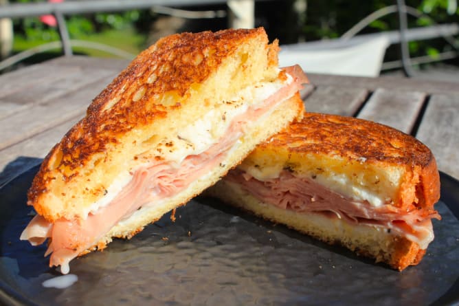 Toast à la mortadella et à la mozzarella