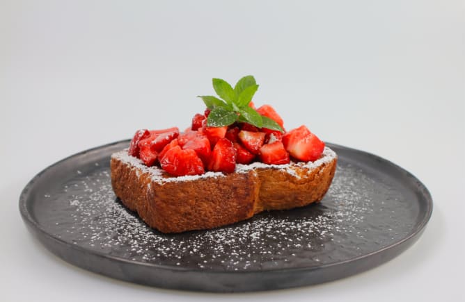 Pandolce, fraises, sucre glace