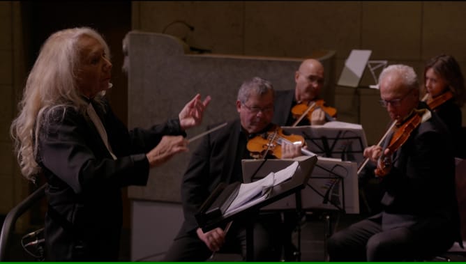 Maestro Gabriella Carli dirigiert das KonzertMaestro Gabriella Carli dirigiert das Konzert