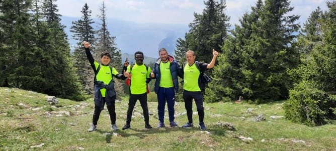 Randonnée Lac de Joux: nos membres portent avec fierté les t-shirts de l'association