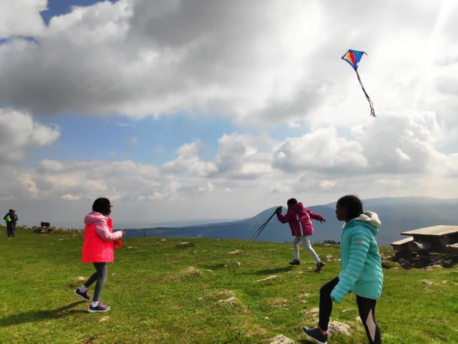 Randonnée Lac de Joux: les enfants s'amusent avec des cerfs-volants