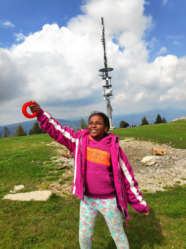 Randonnée Lac de Joux: les enfants s'amusent avec des cerfs-volants