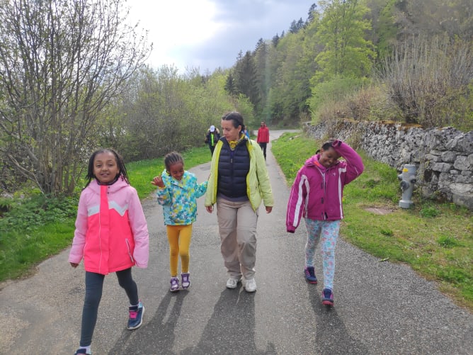 Randonnée Lac de Joux: une de nos bénévoles avec des enfants