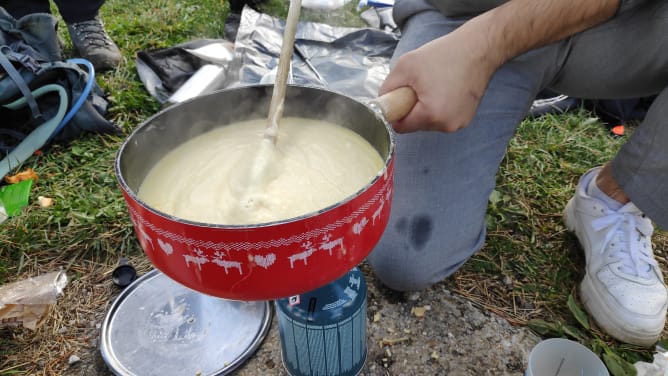 Randonnée Gruyère: notre guide bénévole nous a préparé une authentique fondue moitié-moitié au sommet