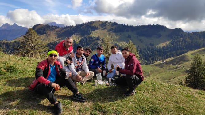 Randonnée Gruyère: groupe d'amis afghans en randonnée avec FLAG21