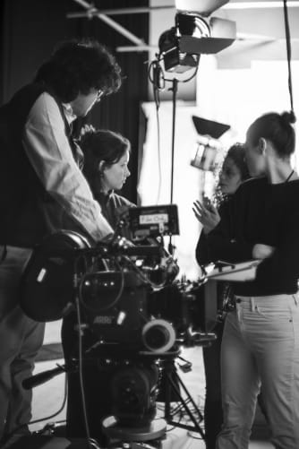 En studio, sur le tournage de «Girl Dad».
