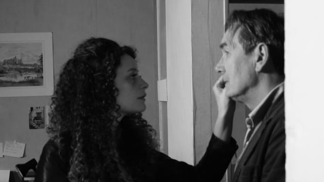 Petite retouche maquillage pour l'acteur.