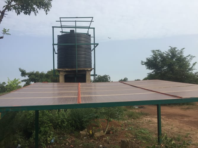 Chateau d'eau et panneaux solaires