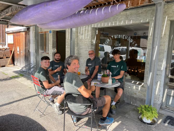 Das Helferteam beim Zvieri vor unserem SB Café