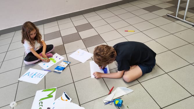 Les petits artistes préparent les dessins de remerciement ♥