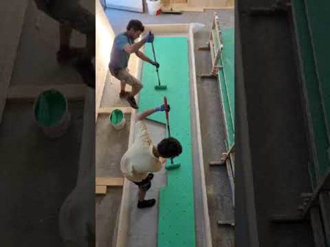 Die Boulderwände bekommen Farbe und Grip