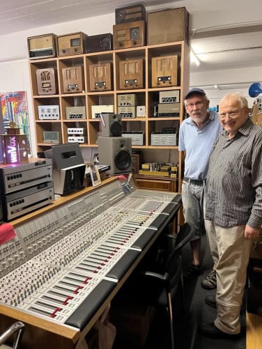 hinten im Gestell ist der erste Radio Tell von Willi Studer gebaut im Jahre 1931