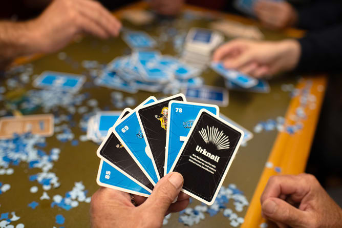 140 Hand- und Spezialkarten bringen Spannung und Action ins Spiel.