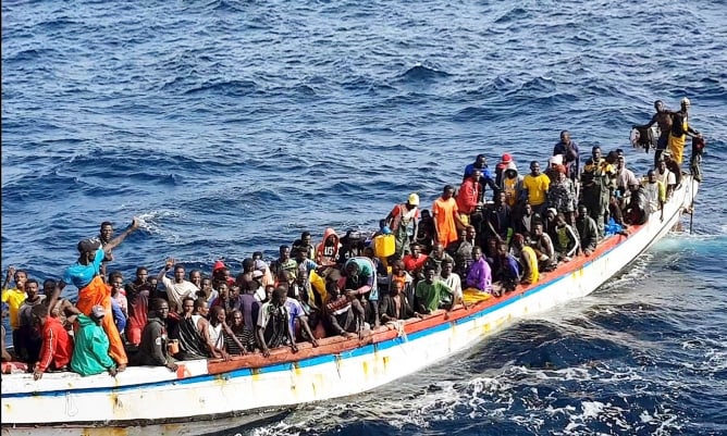 Auf der Atlantikroute werden vor allem Piroguen aus Holz eingesetzt (Bild AFP)