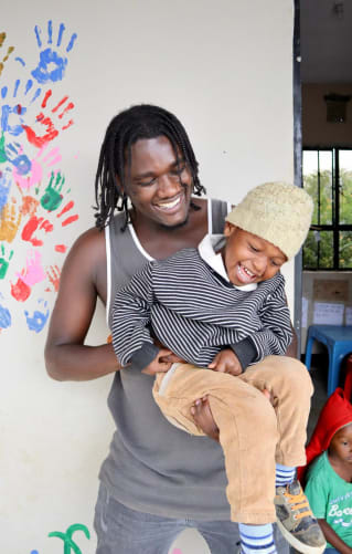 Joseph Samwel Kivuyo, Gründer des AHSEI Centers in Tansania