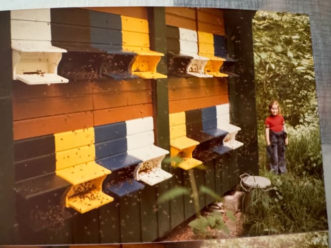 Das alte Bienenhaus ca. 1984 mit Claudine :-)