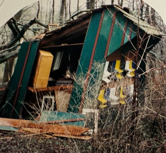 Das durch den Sturm Lothar 1999 zerstörte alte Bienenhaus