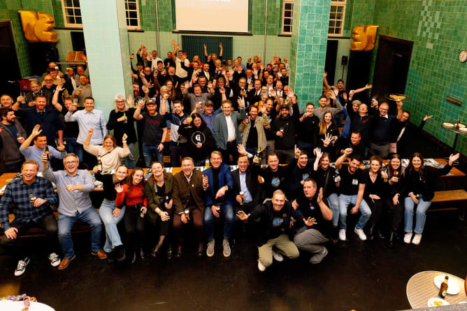 Erfolgreiche Lancierung des Kartenspiels im Schalander der Brauerei Eichhof.