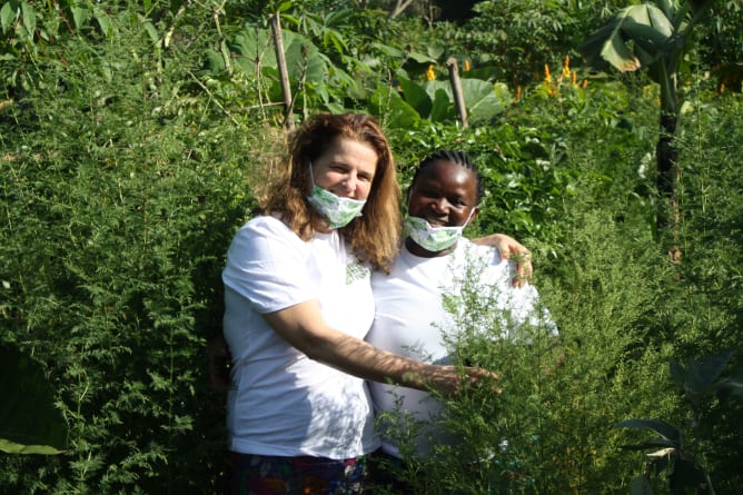 Katharina Weingartner und Rehema Namyalo